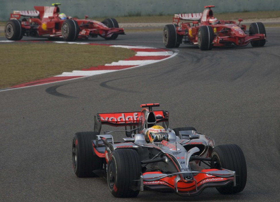 Hamilton delante de los dos Ferrari