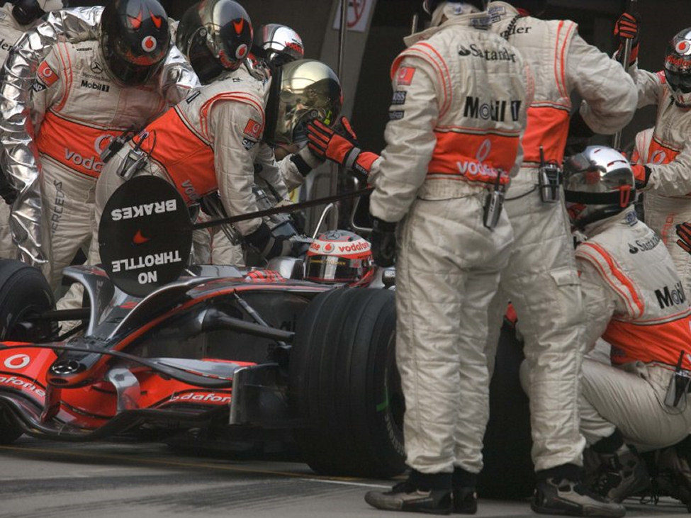 Heikki Kovalainen pasa por boxes