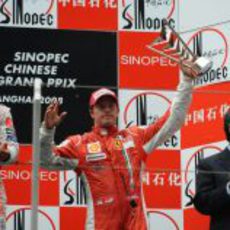 Raikkonen enseña su trofeo