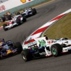 Webber presiona a Barrichello