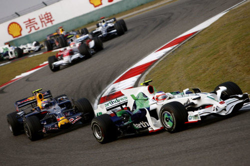 Webber presiona a Barrichello