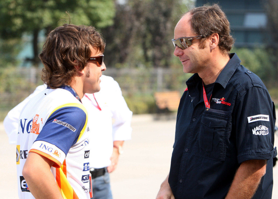 Alonso charla con Gerhard Berger