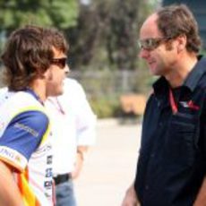 Alonso charla con Gerhard Berger