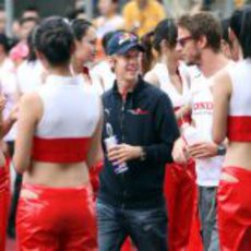 Vettel y Button entre mujeres