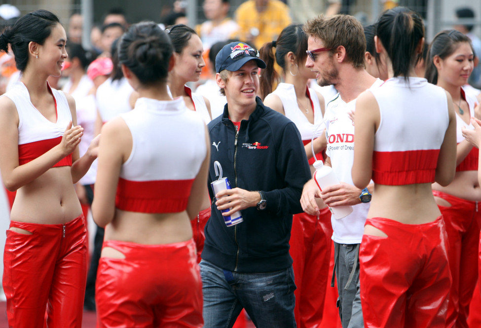Vettel y Button entre mujeres