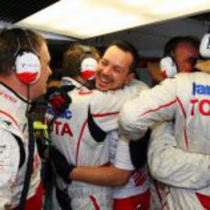 Los ingenieros de Toyota celebran la clasificación