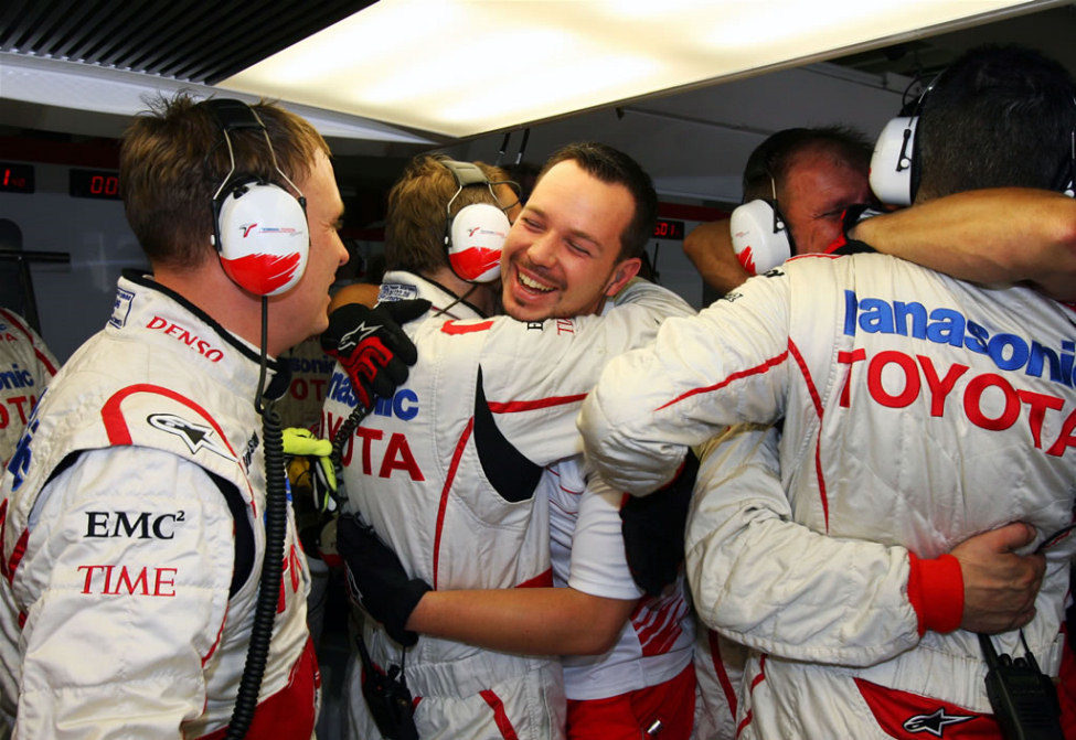 Los ingenieros de Toyota celebran la clasificación