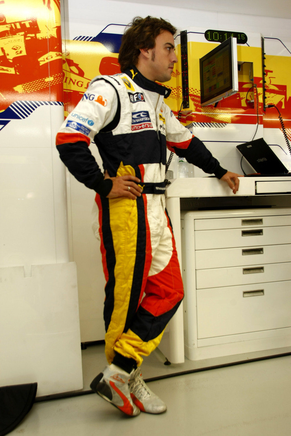 Alonso en el box de Renault
