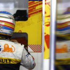 Alonso se ajusta el casco