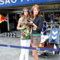 Dos chicas prueban el equipo de Red Bull