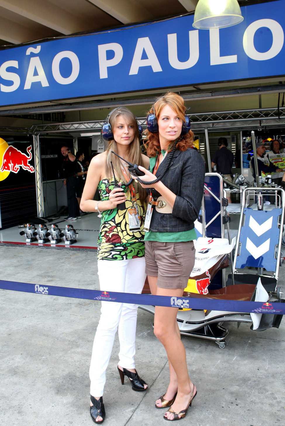 Dos chicas prueban el equipo de Red Bull