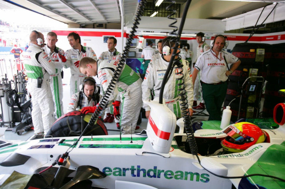 Barrichello en su box