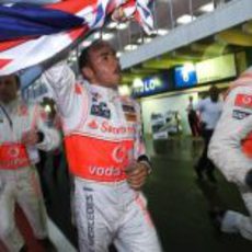 Hamilton celebra con la bandera inglesa