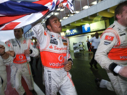 Hamilton celebra con la bandera inglesa