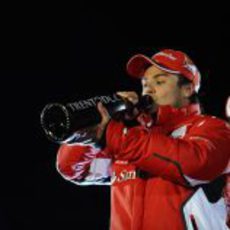 Massa bebe del champán de la victoria en el 'Wrooom' 2012