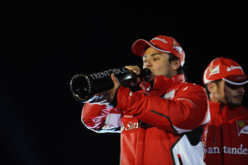 Massa bebe del champán de la victoria en el 'Wrooom' 2012