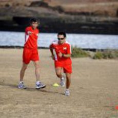 Felipe Massa corre en la playa en Lanzarote