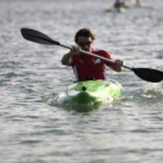 Fernando Alonso rema en las aguas de Lanzarote