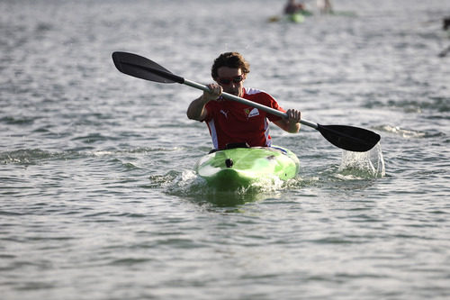 Fernando Alonso rema en las aguas de Lanzarote