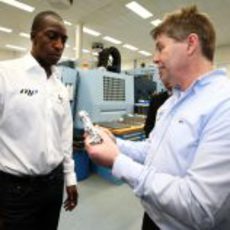 Un ingeniero muestra a Johnson algunas piezas de Fórmula 1
