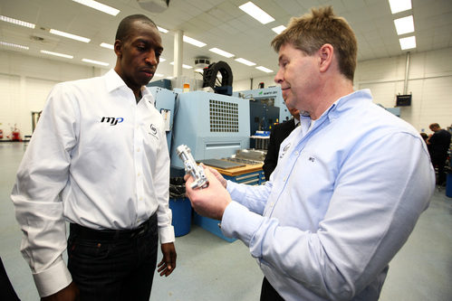 Un ingeniero muestra a Johnson algunas piezas de Fórmula 1