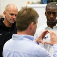 Un ingeniero da explicaciones a Michael Johnson en Williams