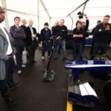 Johnson habla con los mecánicos de Williams F1