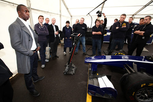 Johnson habla con los mecánicos de Williams F1