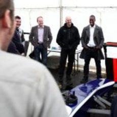 Michael Johnson se parte de risa con los mecánicos de Williams F1