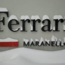 Ferrari bajo la nieve