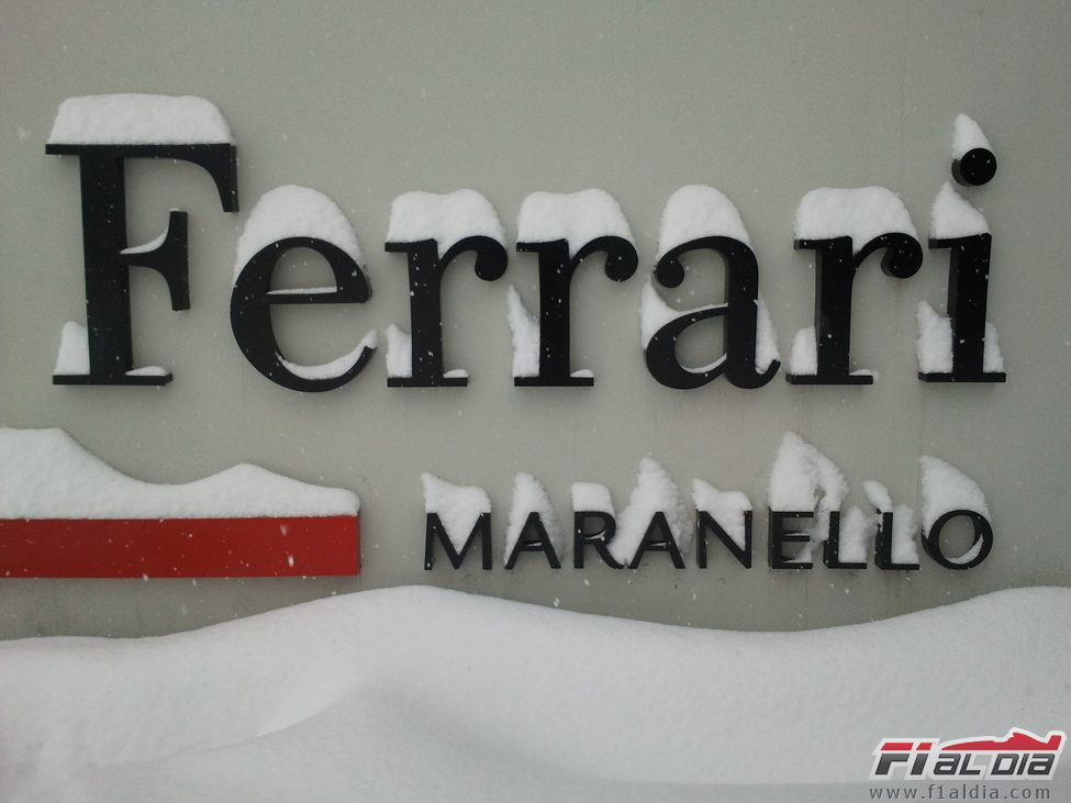 Ferrari bajo la nieve