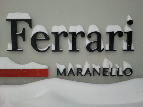 Ferrari bajo la nieve