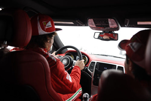 Fernando Alonso conduce su nuevo Jeep