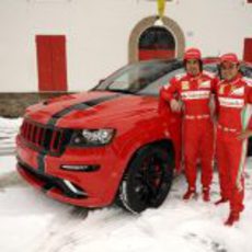 Fernando Alonso y Felipe Massa apoyados en el nuevo Jeep Grand Cherokee SRT8