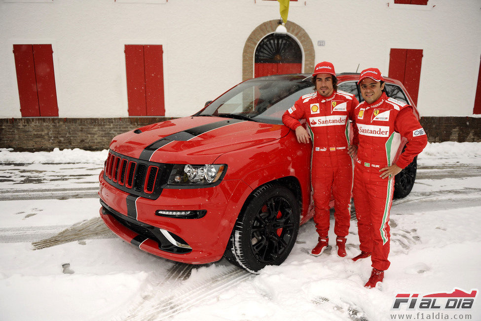 Fernando Alonso y Felipe Massa apoyados en el nuevo Jeep Grand Cherokee SRT8