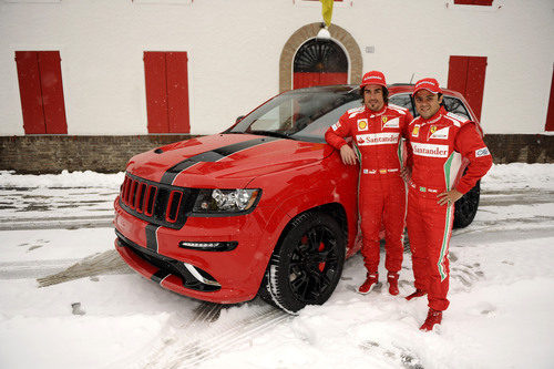 Fernando Alonso y Felipe Massa apoyados en el nuevo Jeep Grand Cherokee SRT8