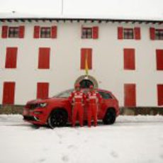 Alonso, Massa y el SRT8 frente a la casa de Enzo Ferrari