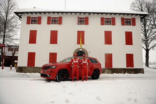 Alonso, Massa y el SRT8 frente a la casa de Enzo Ferrari