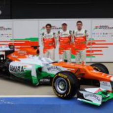 El Force India VJM05 y sus tres pilotos