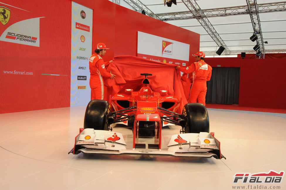 Alonso y Massa quitan la lona roja al F2012