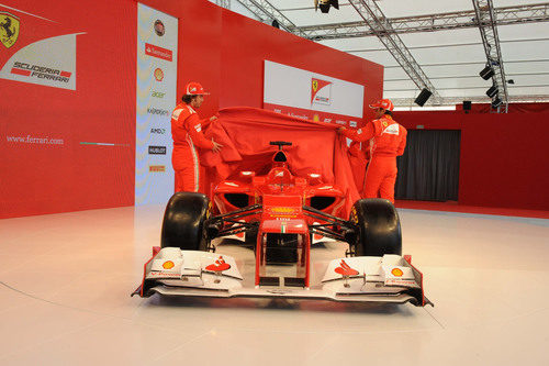 Alonso y Massa quitan la lona roja al F2012