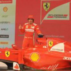 Fernando Alonso posa con el Ferrari F2012