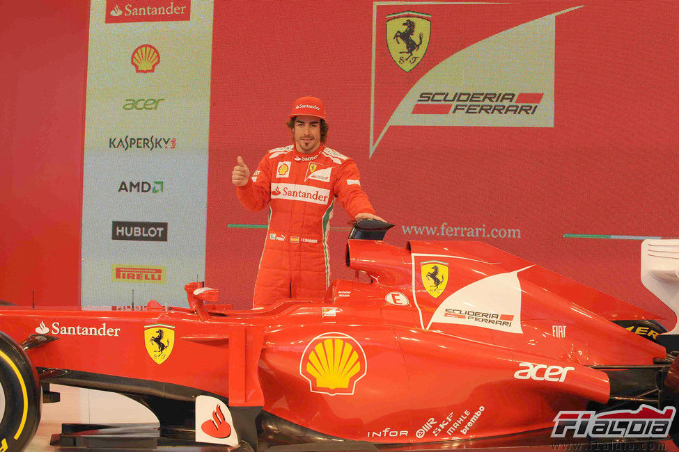 Fernando Alonso posa con el Ferrari F2012