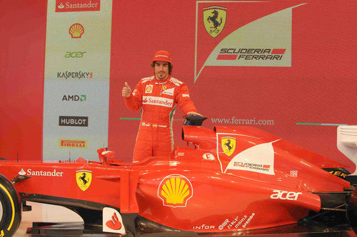 Fernando Alonso posa con el Ferrari F2012