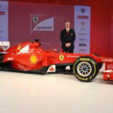 Pat Fry junto a su creación: el Ferrari F2012