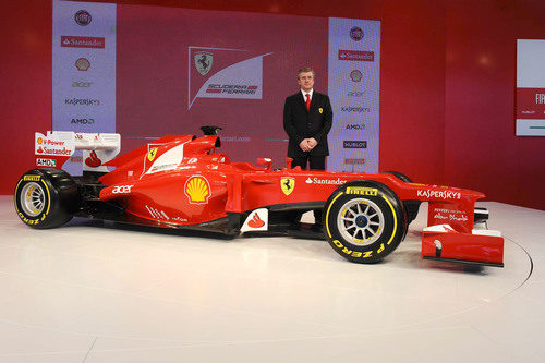Pat Fry junto a su creación: el Ferrari F2012