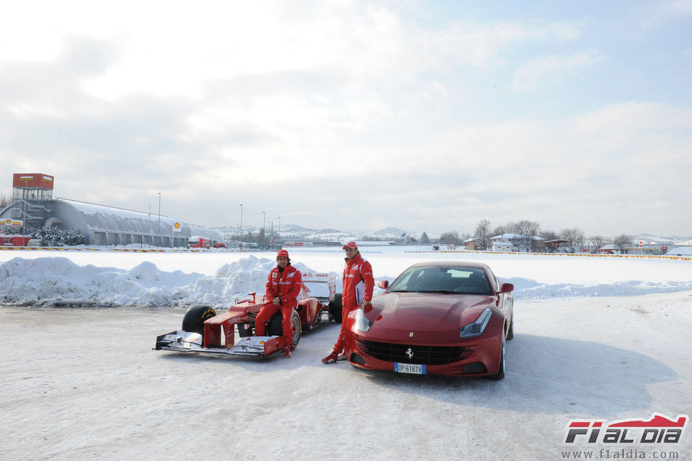 Fernando Alonso en el F2012 y Felipe Massa en el FF sobre la nieve