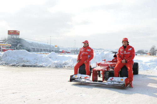 Mucha nieve en Maranello para la presentación del F2012