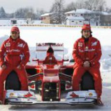 Fernando Alonso y Felipe Massa sentados en el Ferrari F2012