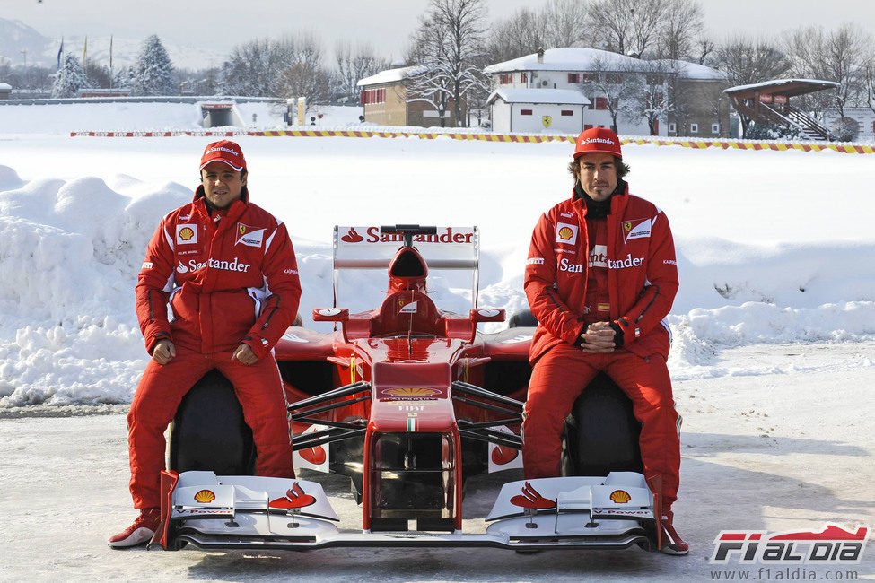 Fernando Alonso y Felipe Massa sentados en el Ferrari F2012